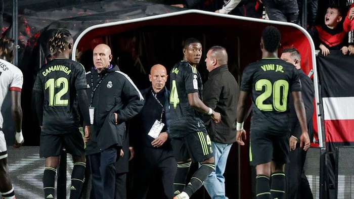 MADRID, SPAIN - NOVEMBER 7: David Alaba of Real Madrid, Vinicius Junior of Real Madrid, Eduardo Camavinga of Real Madrid disappointed   during the La Liga Santander  match between Rayo Vallecano v Real Madrid at the Campo de Futbol de Vallecas on November 7, 2022 in Madrid Spain (Photo by David S. Bustamante/Soccrates/Getty Images)