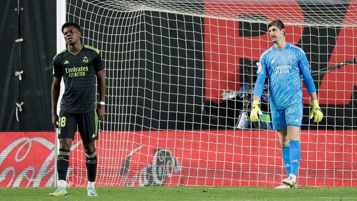 MADRID, SPAIN - NOVEMBER 7: Thibaut Courtois of Real Madrid, Aurelien Tchouameni of Real Madrid  during the La Liga Santander  match between Rayo Vallecano v Real Madrid at the Campo de Futbol de Vallecas on November 7, 2022 in Madrid Spain (Photo by David S. Bustamante/Soccrates/Getty Images)