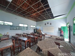 Kelas Rusak Diterjang Angin Kencang, 27 Siswa MI Jombang Belajar di Masjid