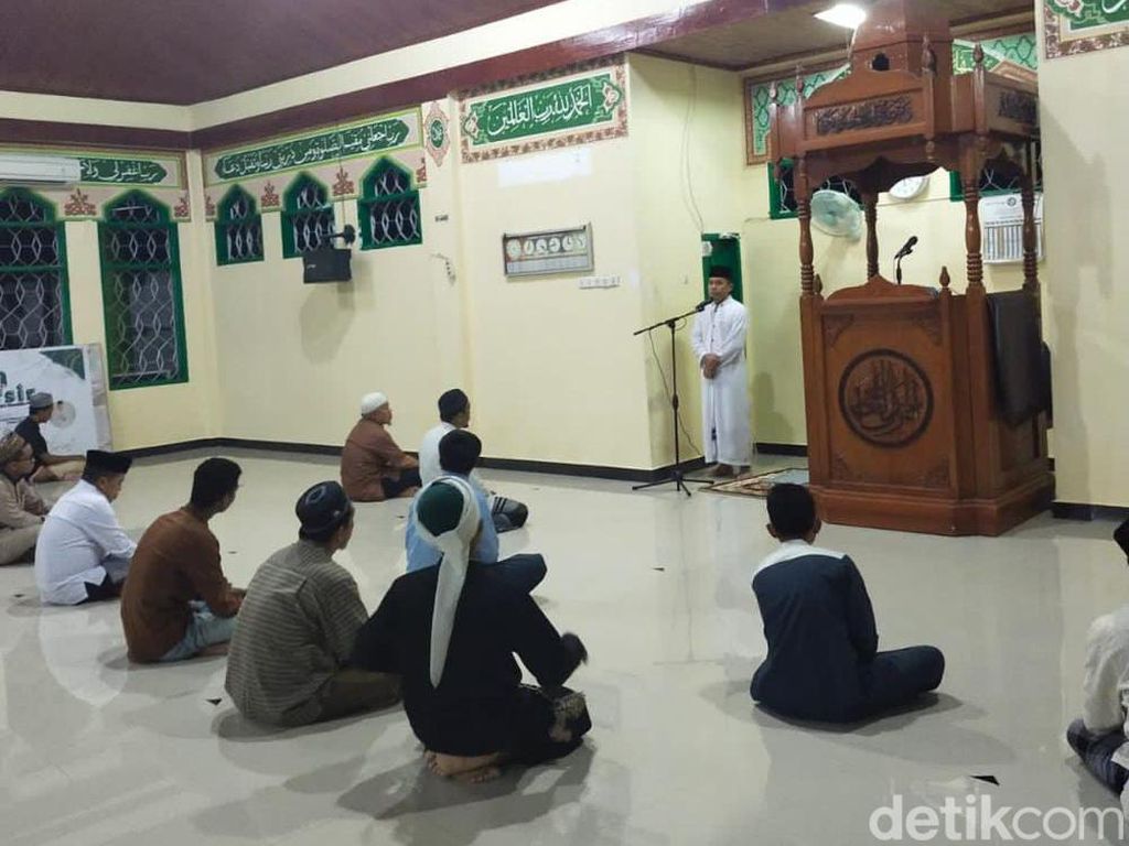 Warga Palopo Salat Gerhana Bulan Berjemaah di Masjid IAIN