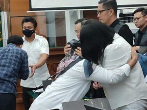 Susi Kembali Peluk Putri Candrawathi dan Salami Ferdy Sambo di Ruang Sidang