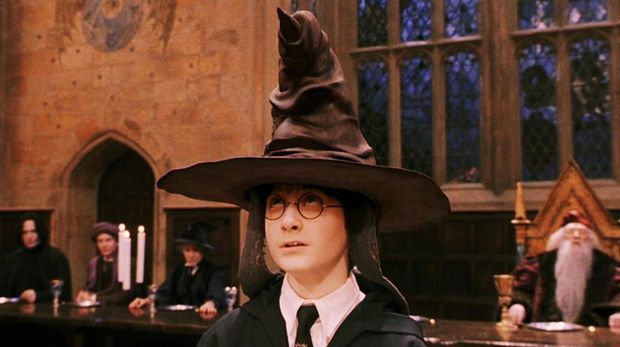Sorting Hat (Leslie Phillips) dalam film Harry Potter and the Sorcerer's Stone.