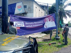 Satpol PP Solo Copoti Spanduk Dukungan Anis-Aher dan Ganjar-Yenny