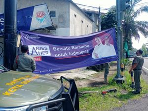 Satpol PP Solo Copoti Spanduk Dukungan Anis-Aher dan Ganjar-Yenny Satpol PP Solo Copoti Spanduk Dukungan Anis-Aher dan Ganjar-Yenny