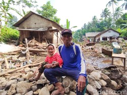 Sehidup Semati, Banjir Banyuwangi Tak Mampu Pisahkan Pasutri Lansia Ini
