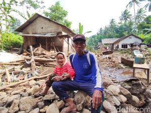 Sehidup Semati, Banjir Banyuwangi Tak Mampu Pisahkan Pasutri Lansia Ini Sehidup Semati, Banjir Banyuwangi Tak Mampu Pisahkan Pasutri Lansia Ini
