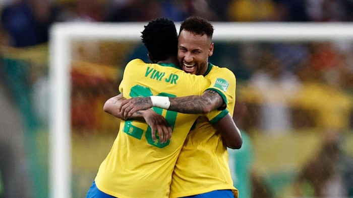 Brazils Neymar (2nd R) celebrates with teammates (L to R) Gabriel Jesus, Richarlison and Everton Ribeiro after scoring against Venezuela during the Conmebol Copa America 2021 football tournament group phase match at the Mane Garrincha Stadium in Brasilia on June 13, 2021. (Photo by NELSON ALMEIDA / AFP) (Photo by NELSON ALMEIDA/AFP via Getty Images)