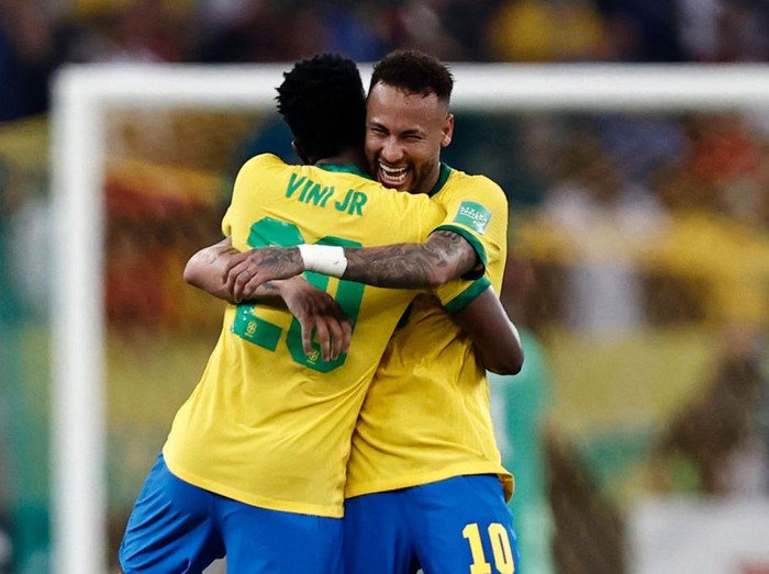 Brazil's Neymar (2nd R) celebrates with teammates (L to R) Gabriel Jesus, Richarlison and Everton Ribeiro after scoring against Venezuela during the Conmebol Copa America 2021 football tournament group phase match at the Mane Garrincha Stadium in Brasilia on June 13, 2021. (Photo by NELSON ALMEIDA / AFP) (Photo by NELSON ALMEIDA/AFP via Getty Images)