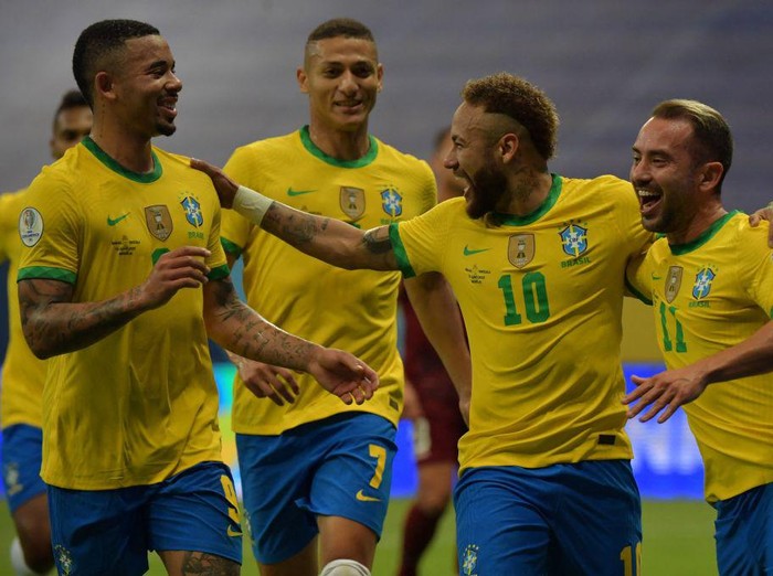 Brazil's Neymar (2nd R) celebrates with teammates (L to R) Gabriel Jesus, Richarlison and Everton Ribeiro after scoring against Venezuela during the Conmebol Copa America 2021 football tournament group phase match at the Mane Garrincha Stadium in Brasilia on June 13, 2021. (Photo by NELSON ALMEIDA / AFP) (Photo by NELSON ALMEIDA/AFP via Getty Images)
