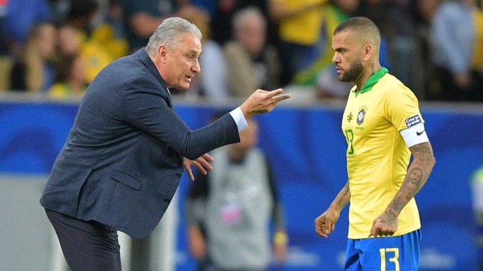 TOPSHOT - Brazils coach Tite gives instructions to defender Dani Alves during the Copa America football tournament final match against Peru at Maracana Stadium in Rio de Janeiro, Brazil, on July 7, 2019. (Photo by Carl DE SOUZA / AFP)        (Photo credit should read CARL DE SOUZA/AFP via Getty Images)