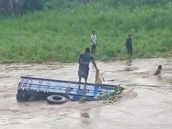 Truk di Banyuwangi Terguling Masuk Sungai Saat Tersapu Air Bah