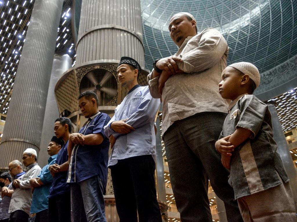 Umat Islam di Berbagai Kota Gelar Salat Gerhana Bulan Umat Islam di Berbagai Kota Gelar Salat Gerhana Bulan