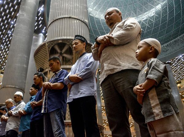Umat Islam di Berbagai Kota Gelar Salat Gerhana Bulan