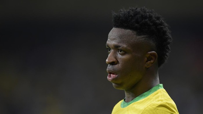 BELO HORIZONTE, BRAZIL - FEBRUARY 01: Vinicius Junior of Brazil looks on during a match between Brazil and Paraguay as part of FIFA World Cup Qatar 2022 Qualifiers at Mineirao Stadium on February 01, 2022 in Belo Horizonte, Brazil. (Photo by Pedro Vilela/Getty Images)