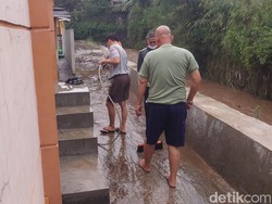 Warga Bandung Barat Berjibaku Bersihkan Bekas Banjir