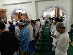 Momen Warga Lamongan Salat Gerhana Bulan Total
