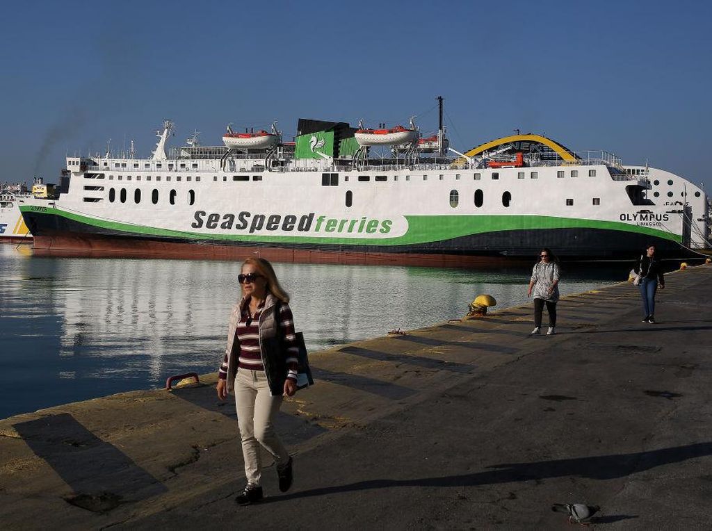 Foto Pelabuhan Yunani Sepi Banget, Buruhnya Mogok Massal
