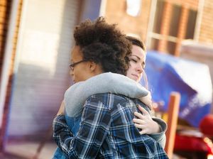 Ada Jasa Peluk Profesional Nih, Harganya Rp 1,3 Juta per Jam