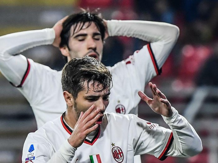 AC Milan's Spanish midfielder Brahim Diaz (Front) and AC Milan's Italian midfielder Sandro Tonali react during the Italian Serie A football match between Cremonese and AC Milan on November 8, 2022 at the Giovanni-Zini stadium in Cremona. (Photo by Filippo MONTEFORTE / AFP) (Photo by FILIPPO MONTEFORTE/AFP via Getty Images)