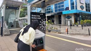 Ini Wujud PLTS Mini di Dukuh Atas buat Charge HP hingga Sepeda Listrik