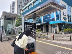 Ini Wujud PLTS Mini di Dukuh Atas buat Charge HP hingga Sepeda Listrik