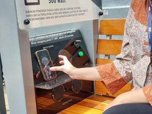 Ada PLTS Mini di Dukuh Atas, Bisa buat Charge HP hingga Sepeda Listrik