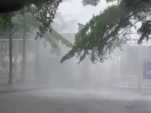 Fakta Talang Air Bocor di Balik Air Terjun dari Langit di Bekasi Fakta Talang Air Bocor di Balik Air Terjun dari Langit di Bekasi