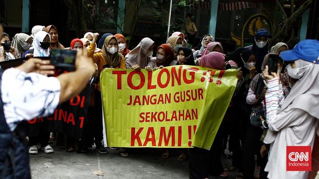 Suasana jalan untuk masuk ke sekolah SDN 01 Pondok Cina,Rabu (9/11/2022). (CNN Indonesia/Andry Novelino)