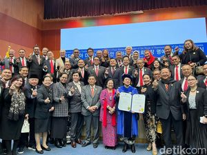 Anggota F-PDIP DPR Pakai Pin Puan Maharani di Korsel, Apa Maksudnya?