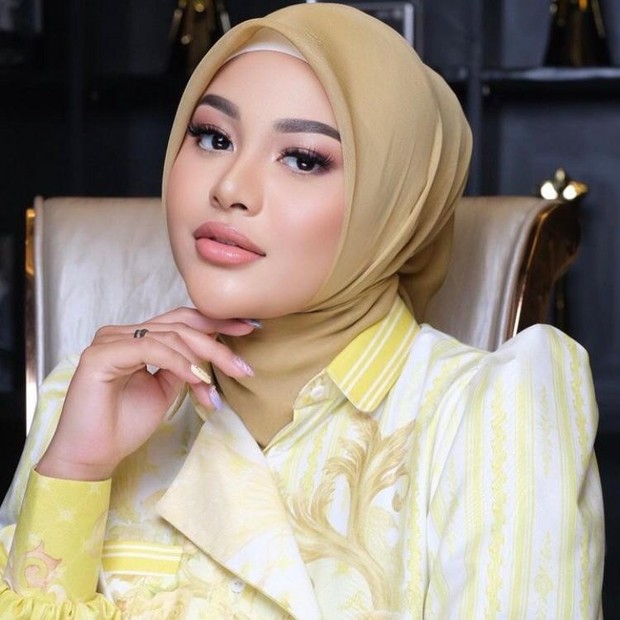 Aurel terlihat semakin cantik dengan bibir tebalnya