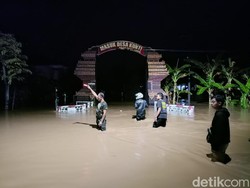 Banjir Rendam Jalanan Desa di Ponorogo, Motor-Mobil Tak Berani Lewat