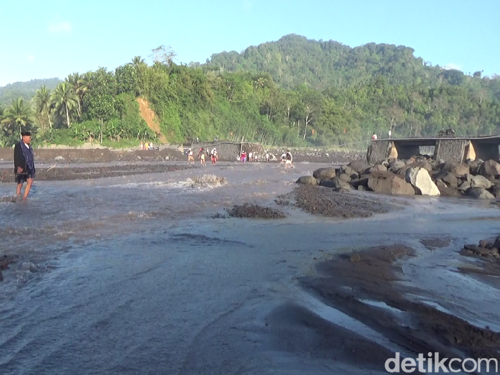 Banjir Lahar di Semeru Surut, Warga Lumajang yang Terisolir Mulai Beraktivitas Banjir Lahar di Semeru Surut, Warga Lumajang yang Terisolir Mulai Beraktivitas