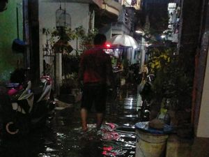 Fenomena Gerhana Bulan, Pesisir Surabaya Sempat Tergenang Banjir Rob Fenomena Gerhana Bulan, Pesisir Surabaya Sempat Tergenang Banjir Rob