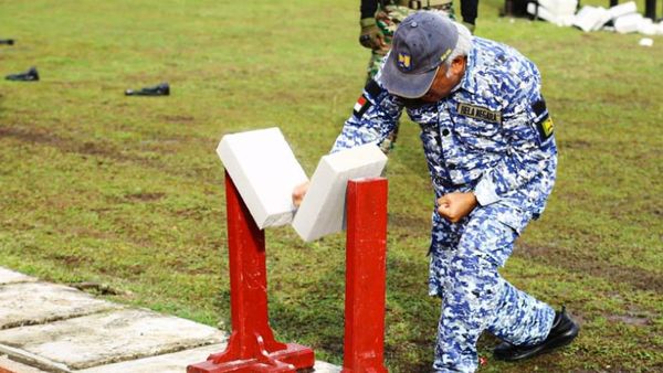 Ciiaat! Begini Gaya Menteri Basuki Pecahkan Bata Pakai Tangan