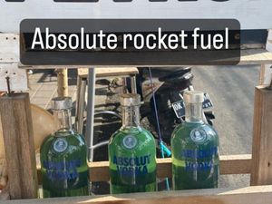 Botol Miras Isi Bensin Eceran Bikin Pebalap WSBK Takjub di Bali: Ini Bahan Bakar Roket! Botol Miras Isi Bensin Eceran Bikin Pebalap WSBK Takjub di Bali: Ini Bahan Bakar Roket!