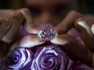Berlian Pink Bentuk Pir Dilelang, Terjual Rp 321 Miliar Berlian Pink Bentuk Pir Dilelang, Terjual Rp 321 Miliar