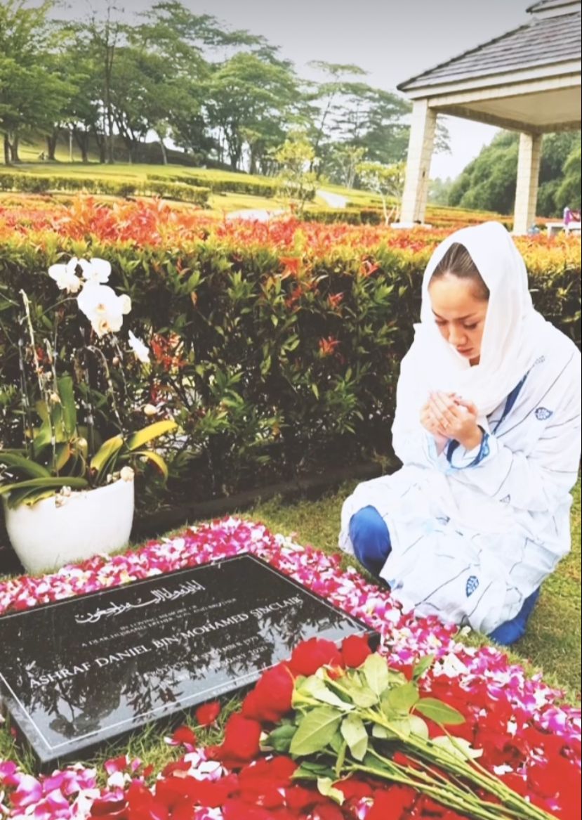 Bunga Citra Lestari Ziarah ke Makam Ashraf