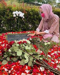 Potret Haru Bunga Citra Lestari Rayakan Anniv Ke-14 Ke Makam Alm Ashraf