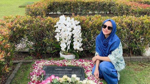 Bunga Citra Lestari Ziarah ke Makam Ashraf