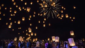 Cahaya Lampion Hiasi Langit Thailand Saat Festival Bulan Purnama