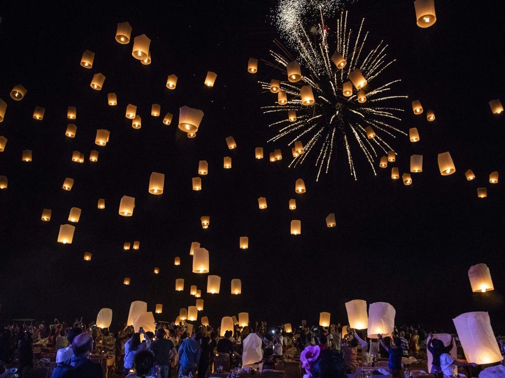 Cahaya Lampion Hiasi Langit Thailand Saat Festival Bulan Purnama