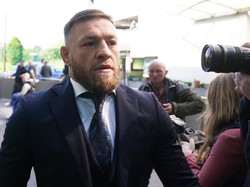 Kok Bisa Conor McGregor Masuk Lapangan lalu Tendangi Bukayo Saka?