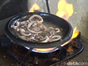 Kelezatan Cumi Sambal Cobek Bakar, Pedasnya Nampol!