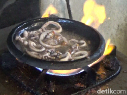 Kelezatan Cumi Sambal Cobek Bakar, Pedasnya Nampol!