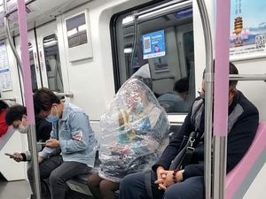 Demi Bisa Makan Pisang, Wanita Ini Bungkus Dirinya Pakai Plastik di Kereta Demi Bisa Makan Pisang, Wanita Ini Bungkus Dirinya Pakai Plastik di Kereta