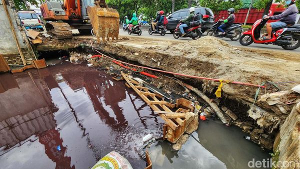 Duh, Parkir Alat Berat Ini Bikin Jalan Daan Mogot Makin Macet