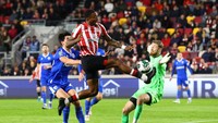 Tapi dalam laga keduanya EFL Cup, alias Carabao Cup terkait sponsor, Brentford malah sudah disingkirkan Gillingham, yang dibela bek timnas Indonesia Elkan Baggott. Foto: Getty Images/Clive Rose  