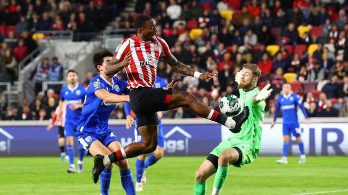 Elkan Baggott, Carabao Cup BRENTFORD, ENGLAND - NOVEMBER 08: Ivan Toney of Brentford battles for possession with Elkan Baggott and Jake Turner of Gillingham during the Carabao Cup Third Round match between Brentford and Gillingham at Brentford Community Stadium on November 08, 2022 in Brentford, England. (Photo by Clive Rose/Getty Images)