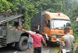 Sempat Terparkir di Tanjakan Ekstrem, Truk Kontainer Berhasil Dievakuasi