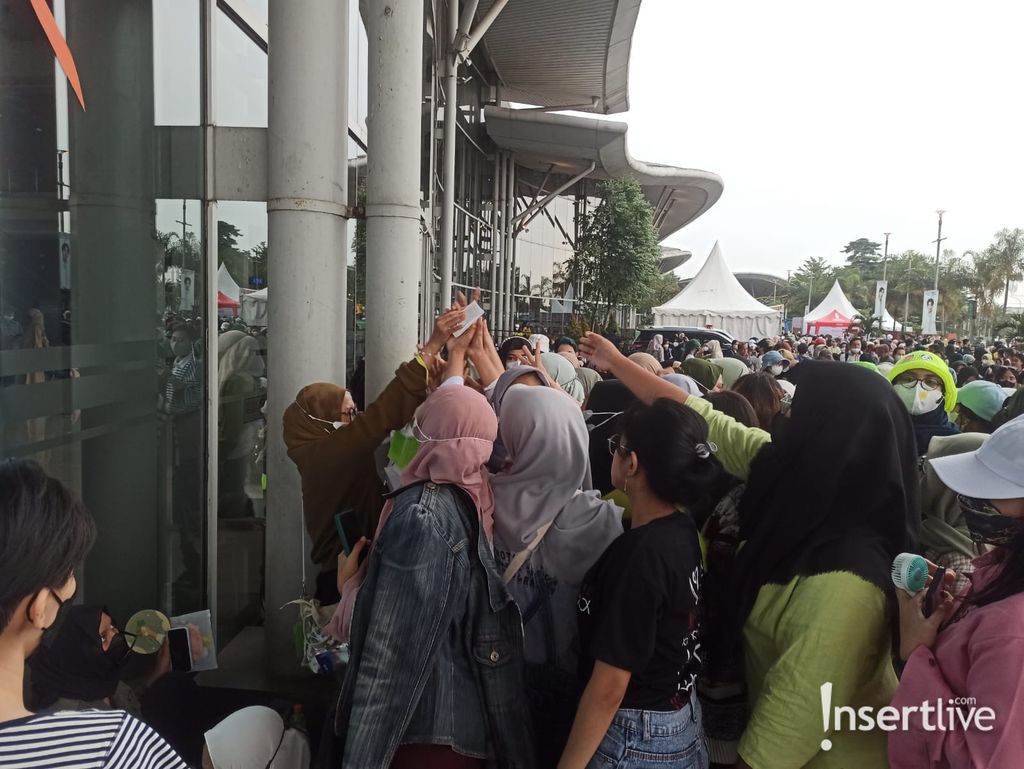 NCTzen berburu freebies jelang konser NCT 127 di Jakarta
